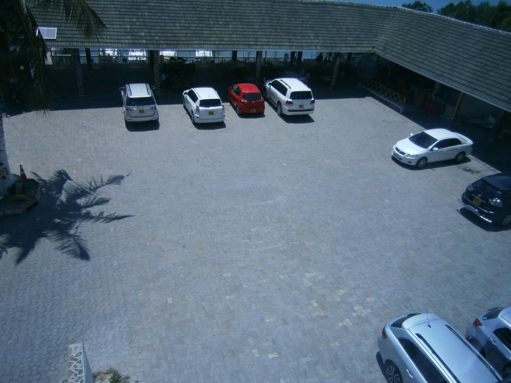 Tudor Water Sports Hotel Mombassa Buitenkant foto