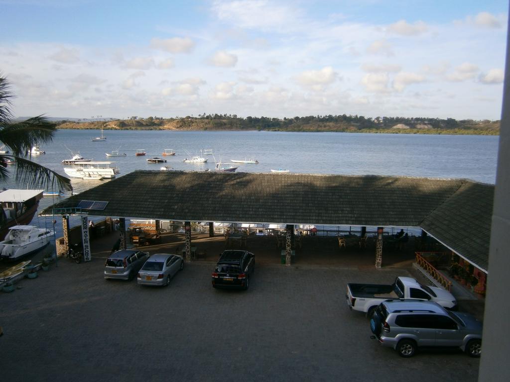 Tudor Water Sports Hotel Mombassa Buitenkant foto